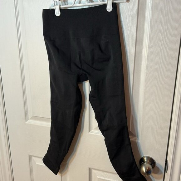 Lululemon Ebb to Street Crop 21inch black leggings size 6 - Picture 4 of 6